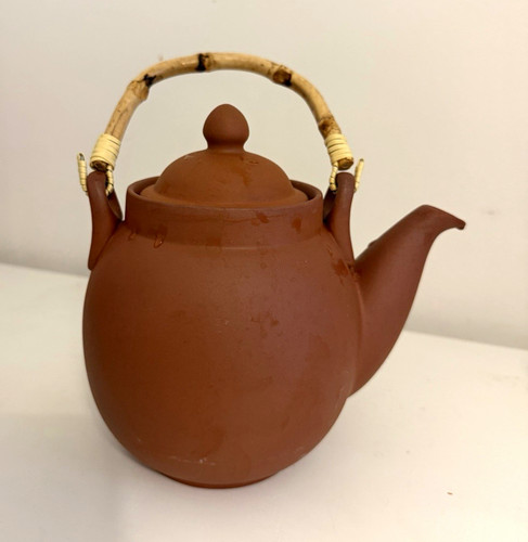 Braune teekanne aus ton - teekanne,